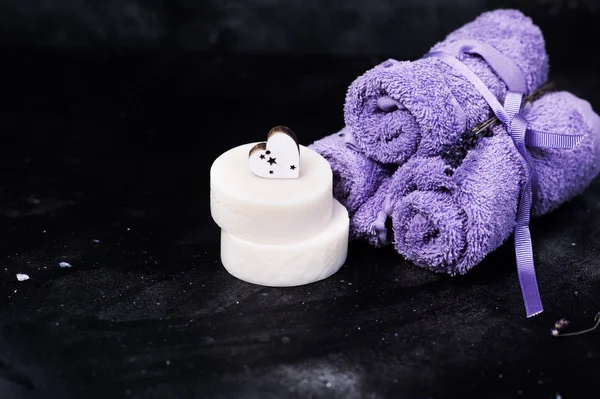 Spa y bienestar con flores de lavanda y jabón hecho a mano o barra de champú, Dayspa naturaleza conjunto —  Fotos de Stock