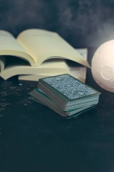 Карты Таро на столе гадалки. Будущее чтения. — стоковое фото
