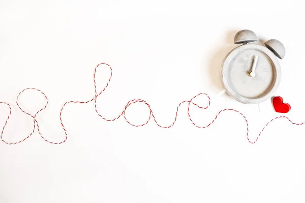 Palabra de amor hecha de cinta roja, sobre fondo blanco —  Fotos de Stock