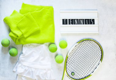 Tenis raketi, top, giysi ve ayakkabı beyaz arka plan üzerinde