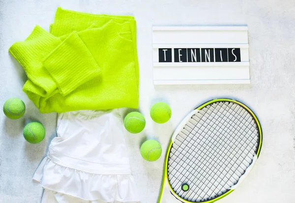 Raqueta de tenis, pelota, ropa y zapatos sobre fondo blanco — Foto de Stock