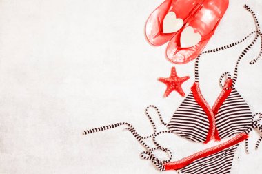 kadın yaz bikini mayo beyaz arka planda, düz yatıyordu, en iyi görünümü