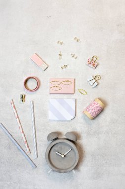 Pembe ve altın göz alıcı çalışma alanı şablonu gri arka plan üzerinde kafa düz görünümünü düzenleme