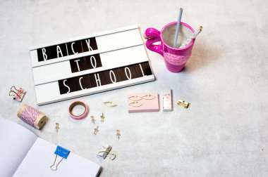 Pembe ve altın göz alıcı çalışma alanı şablonu gri arka plan üzerinde kafa düz görünümünü düzenleme