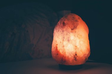 Himalaya tuz lambası metin için yer ile koyu arka plan üzerinde parlayan