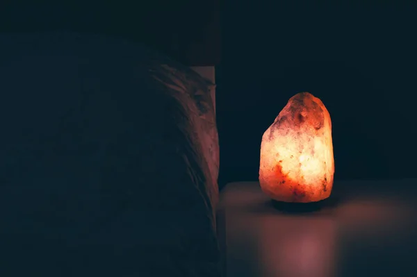 Гімалайський сіль лампу світяться на темному тлі із місця для тексту — стокове фото