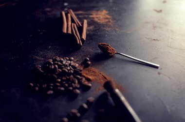 Tarçın tozu kaşık kahve çekirdekleri