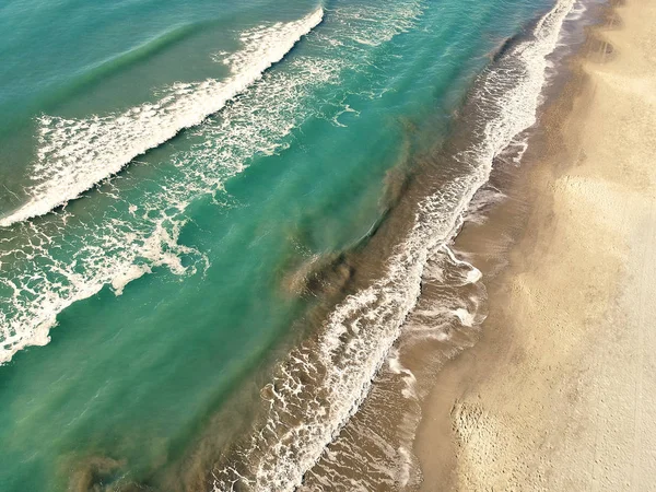 Góry Zobacz aerial krajobraz niezwykle piękne morze turkusowe wody z miejsca kopii — Zdjęcie stockowe