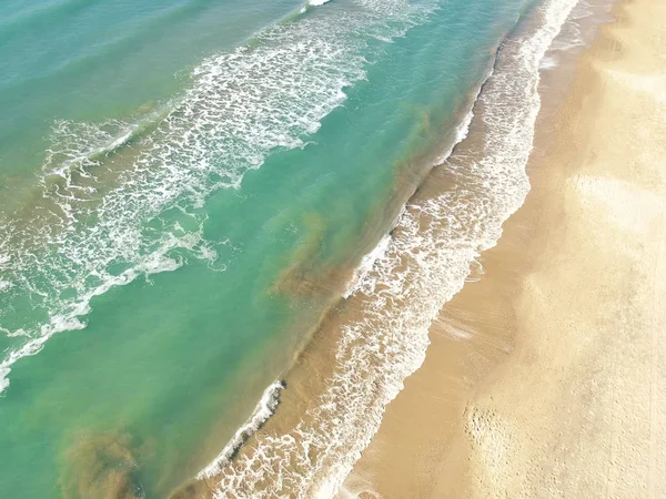 Góry Zobacz aerial krajobraz niezwykle piękne morze turkusowe wody z miejsca kopii — Zdjęcie stockowe