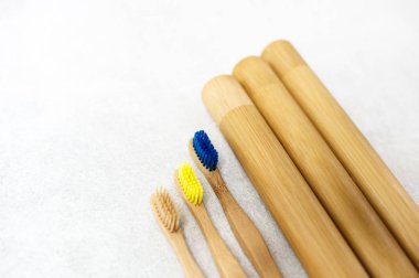 Ahşap bambu diş fırçaları beyaz zemin üzerine aile bir dizi