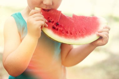 Komik eğlenceli çocuk karpuz, tohumları dilim üzerinde yemek