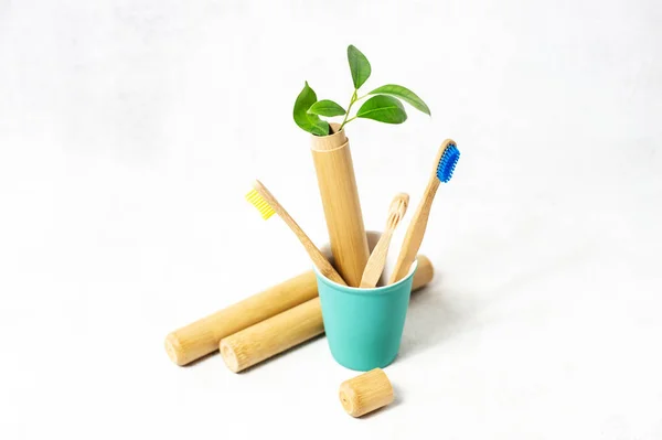 Um conjunto familiar de escovas de dentes de bambu de madeira no fundo branco — Fotografia de Stock