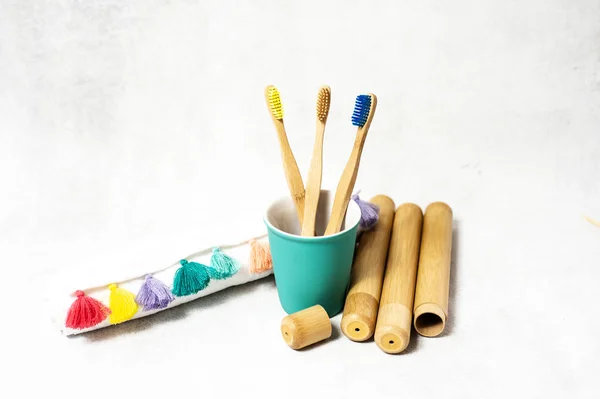 Een familie set van houten bamboe tandenborstels op witte achtergrond — Stockfoto