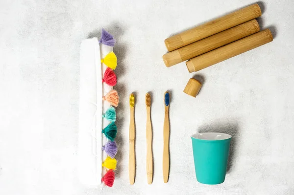 Een familie set van houten bamboe tandenborstels op witte achtergrond — Stockfoto