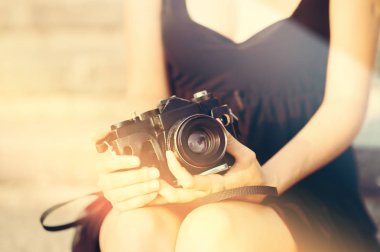 kadın sokakta kamera ile.