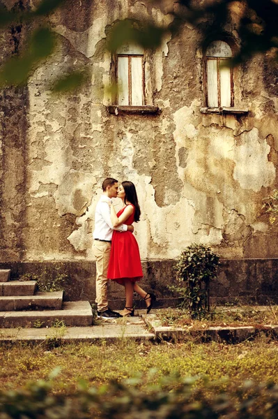 古い中世の城の近くを抱いて美しいカップル。愛らしい新婚カップルのための結婚式の日. — ストック写真