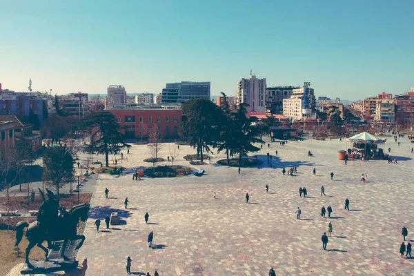 Tirana, Albanien. Februar 2019: Neugestaltung des zentralen Skanderbeg-Platzes in der Innenstadt, Bürger gehen durch die Fußgängerzone — Stockfoto