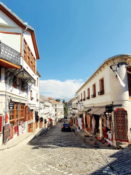 Gjirokaster, Albânia - Março de 2019: Centro de Gjirokaster, Património Mundial da UNESCO no sul da Albânia, Antigo Bazar Otomano — Fotografia de Stock