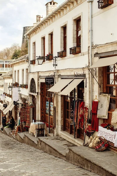 Gjirokaster, Albânia - Março de 2019: Centro de Gjirokaster, Património Mundial da UNESCO no sul da Albânia, Antigo Bazar Otomano — Fotografia de Stock