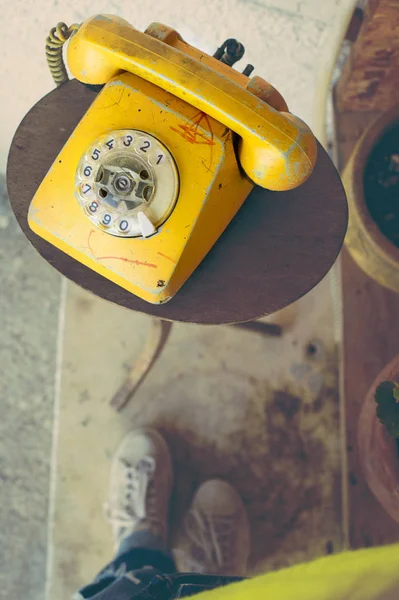 Ρετρό περιστροφικό τηλέφωνο στο ξύλινο τραπέζι — Φωτογραφία Αρχείου