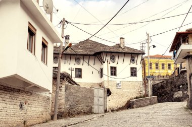 Gjirokaster, Arnavutluk - Mart, 2019: Şehir merkezinde, Gjirokaster, Arnavutluk güneyinde bir Unesco Dünya Mirası site