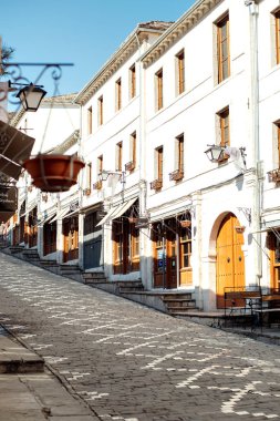 Gjirokaster, Arnavutluk - Mart, 2019: Şehir merkezinde, Gjirokaster, Arnavutluk, eski Osmanlı ın Bazaarı güneyinde bir Unesco Dünya Mirası site