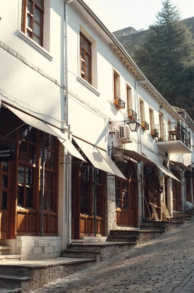 Gjirokaster, Arnavutluk - Mart, 2019: Şehir merkezinde, Gjirokaster, Arnavutluk, eski Osmanlı ın Bazaarı güneyinde bir Unesco Dünya Mirası site — Stok fotoğraf