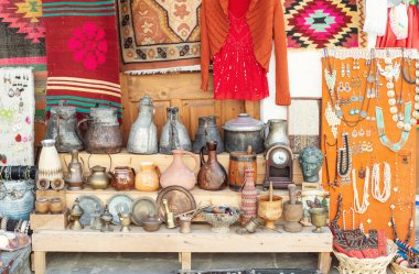 Gjirokaster, Arnavutluk - Mart 2019: Eski Osmanlı çarşı.