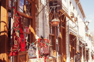 Gjirokaster, Arnavutluk - Mart, 2019: Şehir merkezinde, Gjirokaster, Arnavutluk, eski Osmanlı ın Bazaarı Unesco Dünya Mirası Sit Alanı