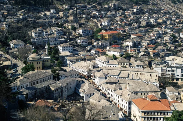 Gjirokaster, Albánie - březen, 2019: Downtown z Gjirokaster, Unesco světového dědictví UNESCO v jižně od Albánie, staré osmanské tržiště — Stock fotografie