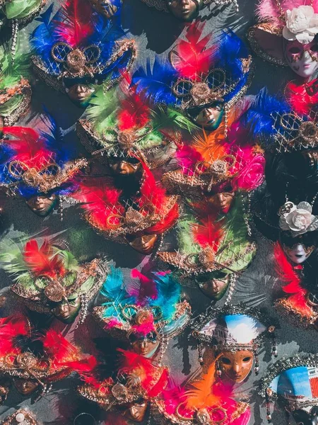 Otantik ve orijinal Venedik maskeleri Venedik, Italya sokak dükkanında hatıra.