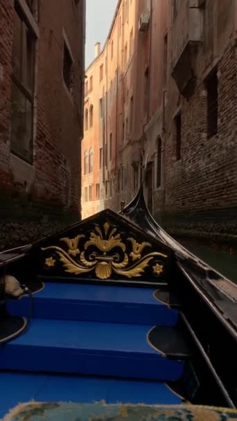 Gondola zblízka na cesty po úzký kanál. — Stock video