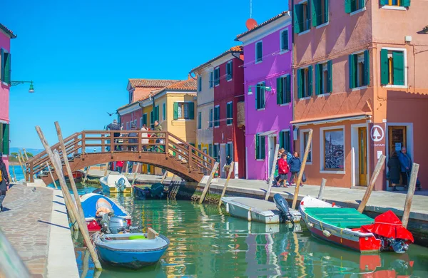 Barevné domy v Burano, Benátky, Itálie — Stock fotografie