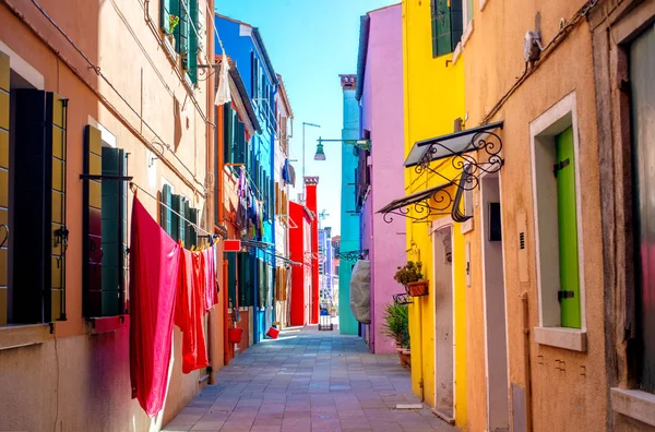 Barevné domy v Burano, Benátky, Itálie — Stock fotografie