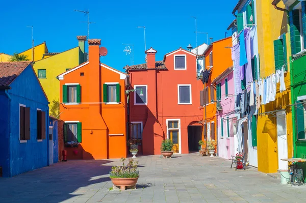 Красочные дома в Бурано, Венеция, Италия — стоковое фото