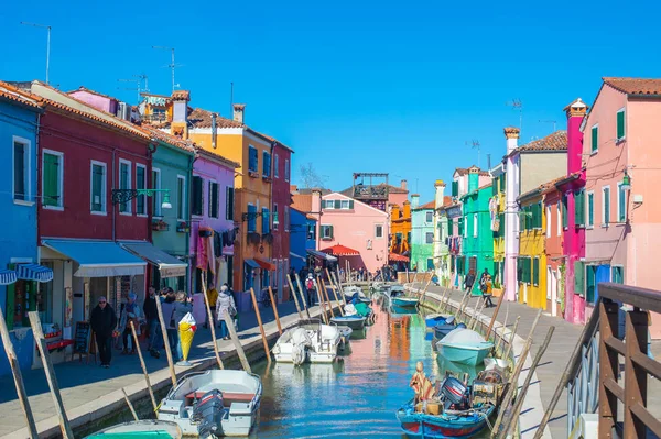 Kleurrijke huizen in Burano, Venetië, Italië — Stockfoto