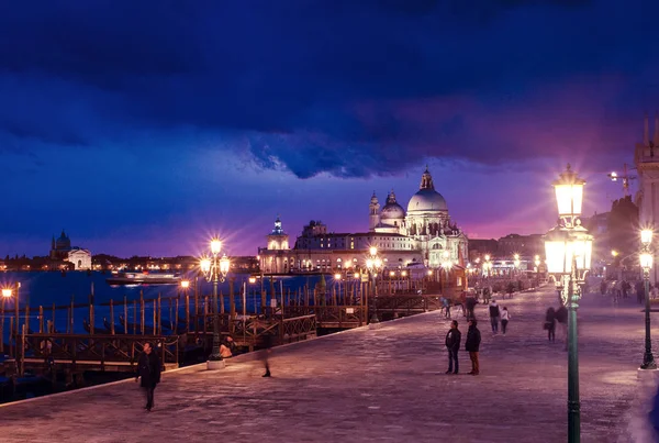 Una puesta de sol sobre el centro histórico de Venecia — Foto de Stock