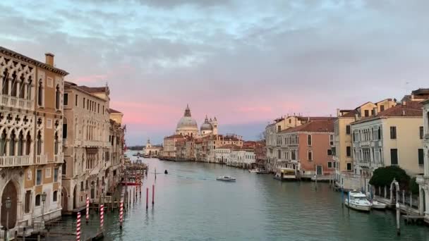 Sunset zaman Santa Maria della Salute, Venedik, Italya 'da bir Katolik kilise — Stok video