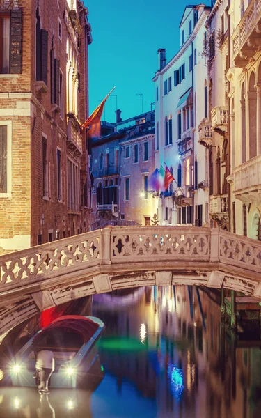 Вид на Венецианский канал ночью с мостом и историческими зданиями. Италия — стоковое фото