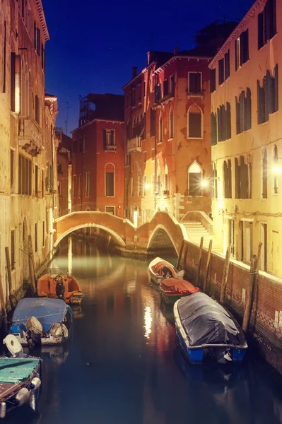 Vista del canal de Venecia por la noche con puente y edificios históricos. Italia — Foto de Stock