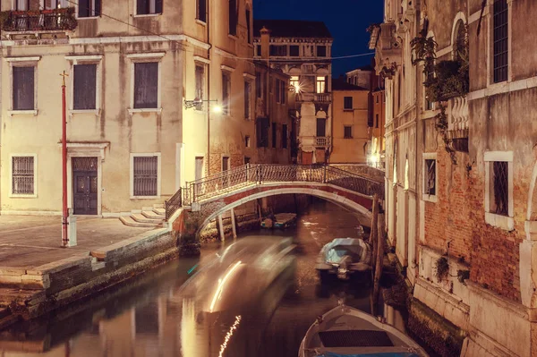 Вид на Венецианский канал ночью с мостом и историческими зданиями. Италия — стоковое фото