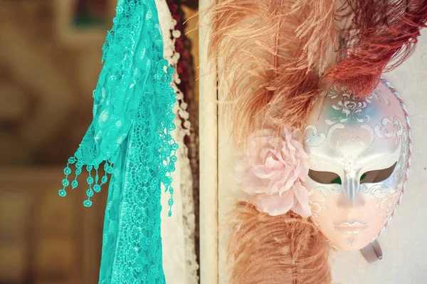 Traditional venetian mask in store on street, Venice Italy. — Stock Photo, Image