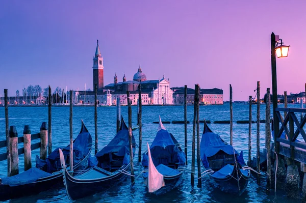 Góndolas por la noche en la Piazza San Marco, Venecia, Italia — Foto de Stock