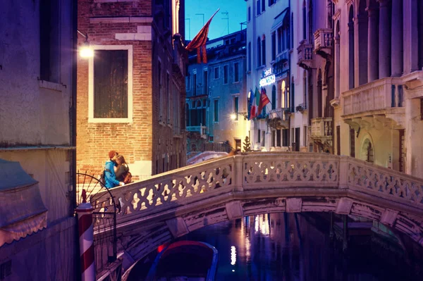 Vista del canal de Venecia por la noche con puente y edificios históricos. Italia — Foto de Stock