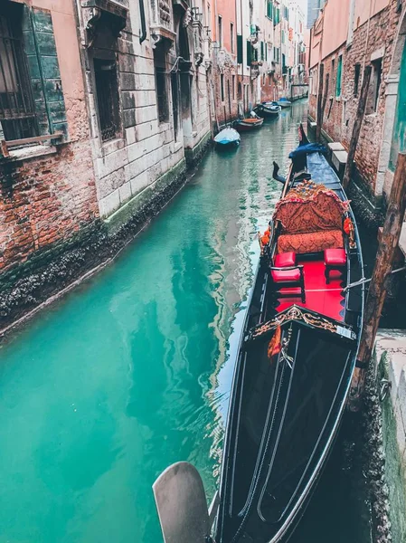 Klassieke foto van de Venetiaanse grachten met gondel over het kanaal. — Stockfoto