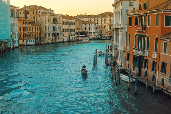 Imagen clásica de los canales venecianos con góndola a través del canal . — Foto de Stock