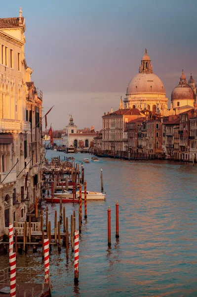 Santa Maria della Salute al atardecer, una iglesia católica en Venecia, Italia — Foto de Stock