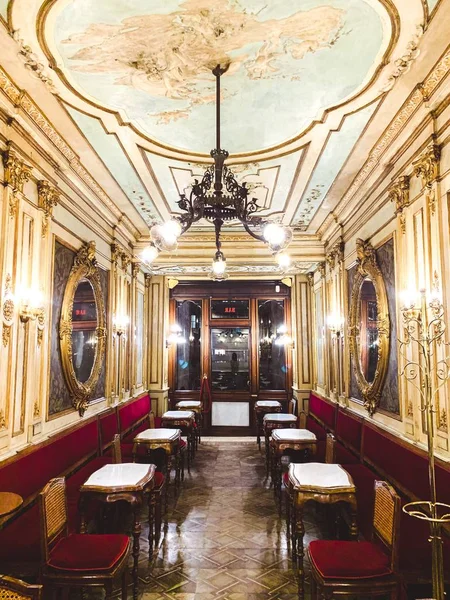 Caffe florian, café house, gelegen am platz von san marco, das älteste café im kontinuierlichen betrieb. — Stockfoto