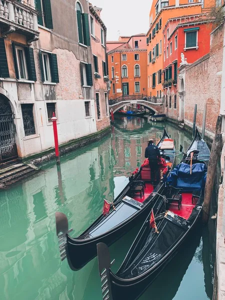 Imagen clásica de los canales venecianos con góndola a través del canal . — Foto de Stock