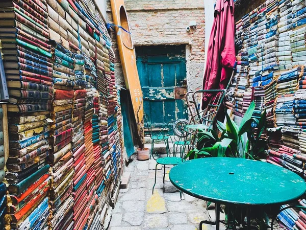 Venecia Italia. Marzo 2019: Librería Aqua alta de libros de segunda mano, situada en la entrada del canal y siendo inundada varias veces al año —  Fotos de Stock